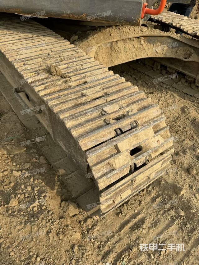 單側(cè)履帶整體(整機外觀) 單側(cè)履帶整體(整機外觀)