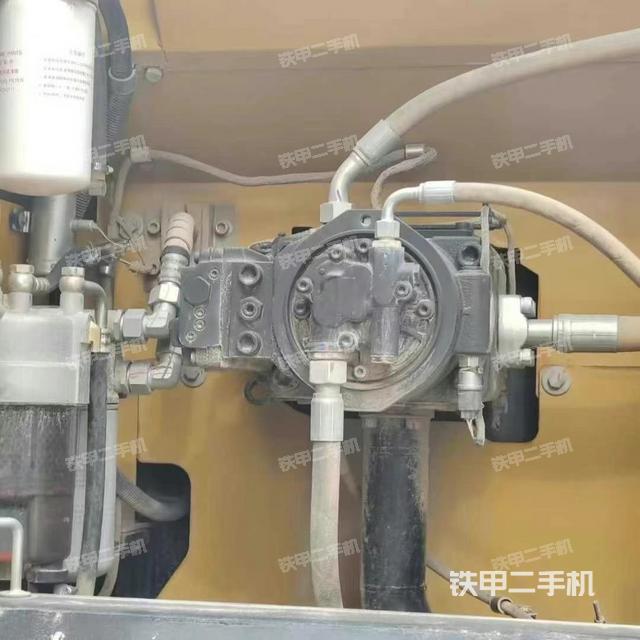 液壓泵艙室正面整體(整機(jī)外觀) 液壓泵艙室正面整體(整機(jī)外觀)