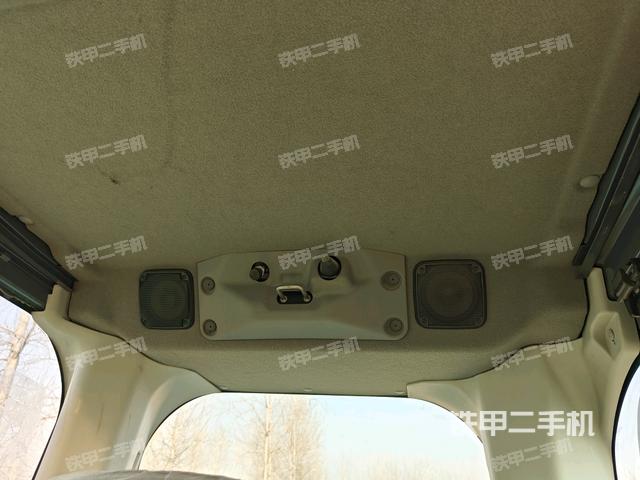 行走控制手柄和踏板?俯拍(駕駛室部分) 行走控制手柄和踏板?俯拍(駕駛室部分)