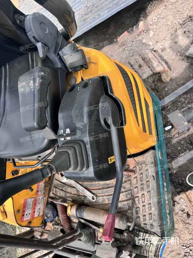 座椅右側(cè)控制臺(tái)/鑰匙門(mén)/油門(mén)/含右手柄（駕駛室部分）