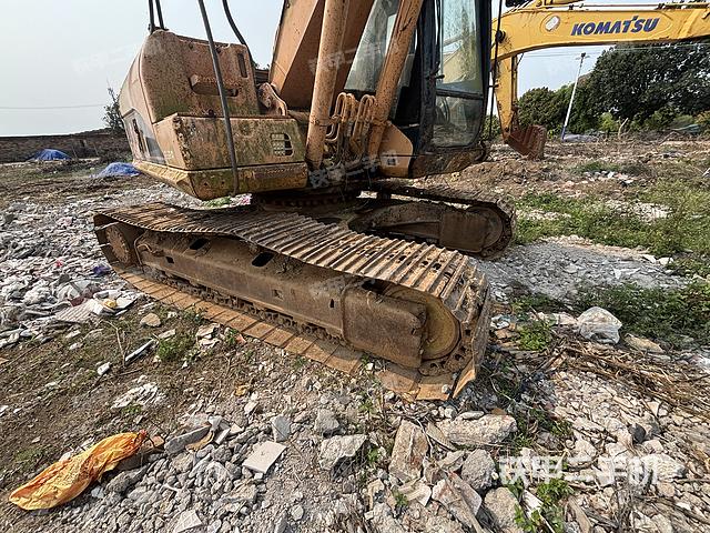 單側(cè)履帶整體(整機(jī)外觀) 單側(cè)履帶整體(整機(jī)外觀)