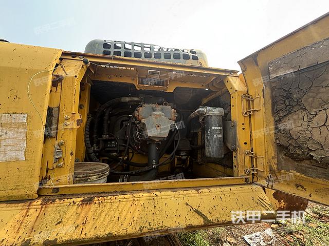 液压泵舱室正面整体（整机外观）