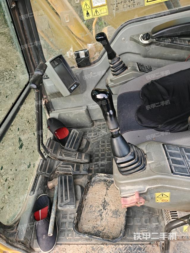 行走控制手柄和踏板?俯拍（駕駛室部分）