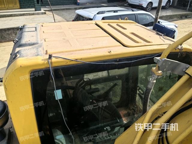 駕駛室頂部(整機(jī)外觀) 駕駛室頂部(整機(jī)外觀)