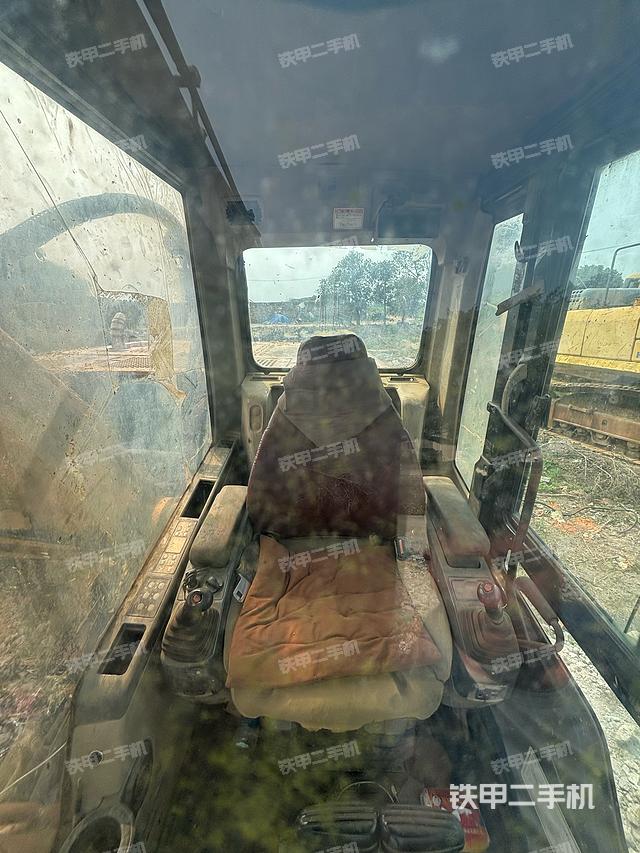 駕駛室整體(整機(jī)外觀) 駕駛室整體(整機(jī)外觀)