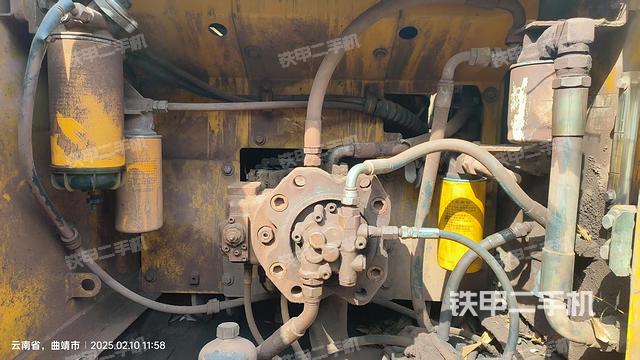 液压泵舱室正面整体（整机外观）