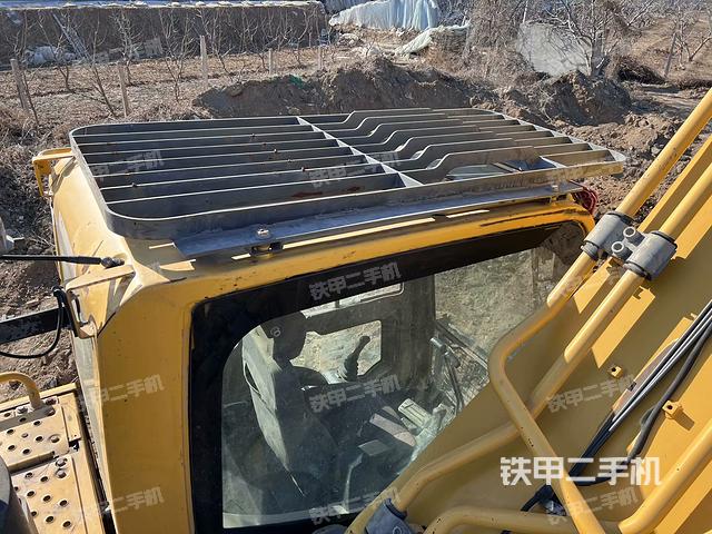 駕駛室頂部(整機(jī)外觀) 駕駛室頂部(整機(jī)外觀)