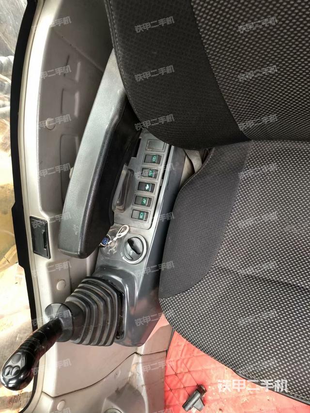 座椅右側控制臺/鑰匙門/油門/含右手柄（駕駛室部分）