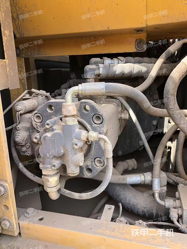 液壓泵艙室正面整體(整機外觀) 液壓泵艙室正面整體(整機外觀)