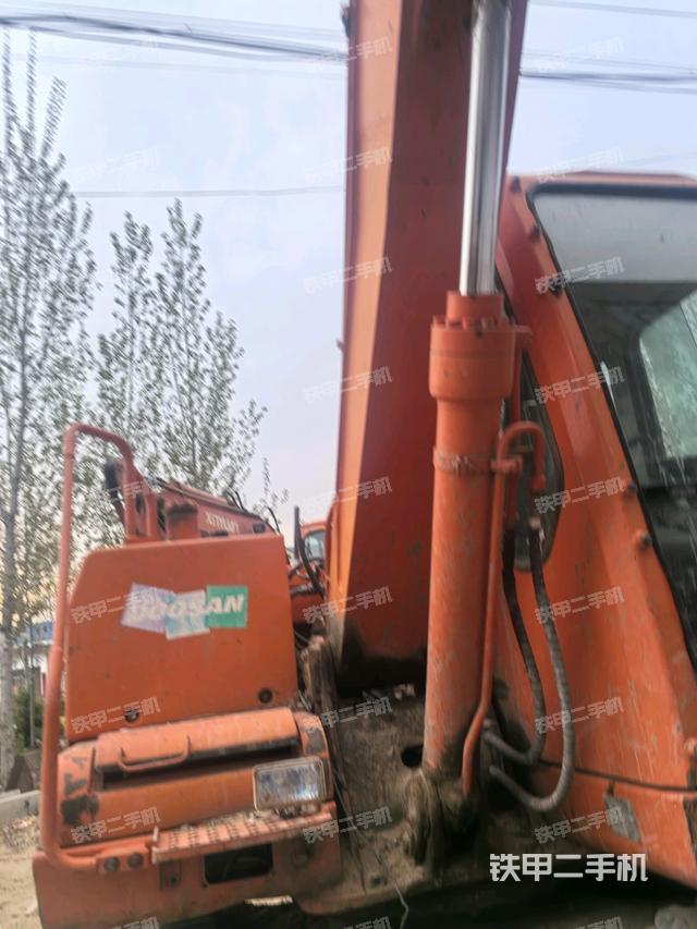轉(zhuǎn)盤和下車架正前(工作和回轉(zhuǎn)裝置) 轉(zhuǎn)盤和下車架正前(工作和回轉(zhuǎn)裝置)