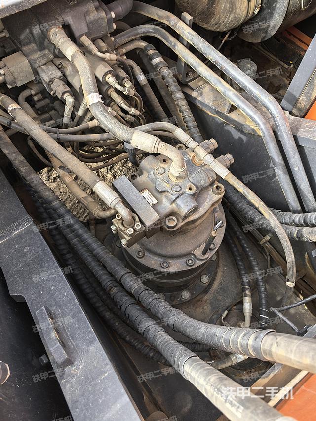 回转马达和主控阀（整机外观）