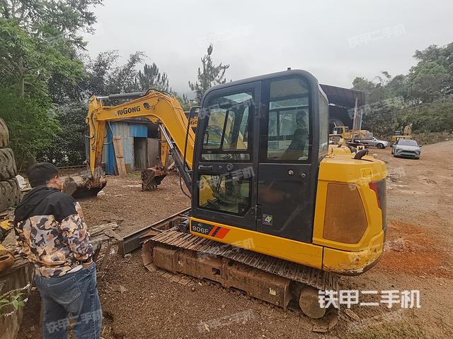 回轉馬達和主控閥（整機外觀）