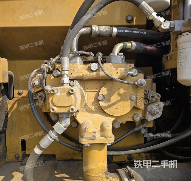 液壓泵艙室正面整體(整機外觀) 液壓泵艙室正面整體(整機外觀)