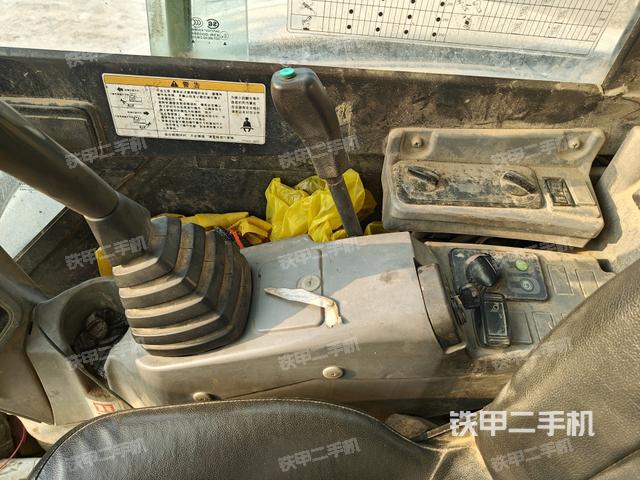 座椅右側(cè)控制臺(tái)/鑰匙門/油門/含右手柄（駕駛室部分）