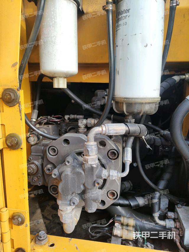 液压泵舱室正面整体（整机外观）