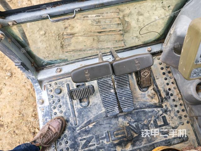 行走控制手柄和踏板?俯拍(駕駛室部分) 行走控制手柄和踏板?俯拍(駕駛室部分)