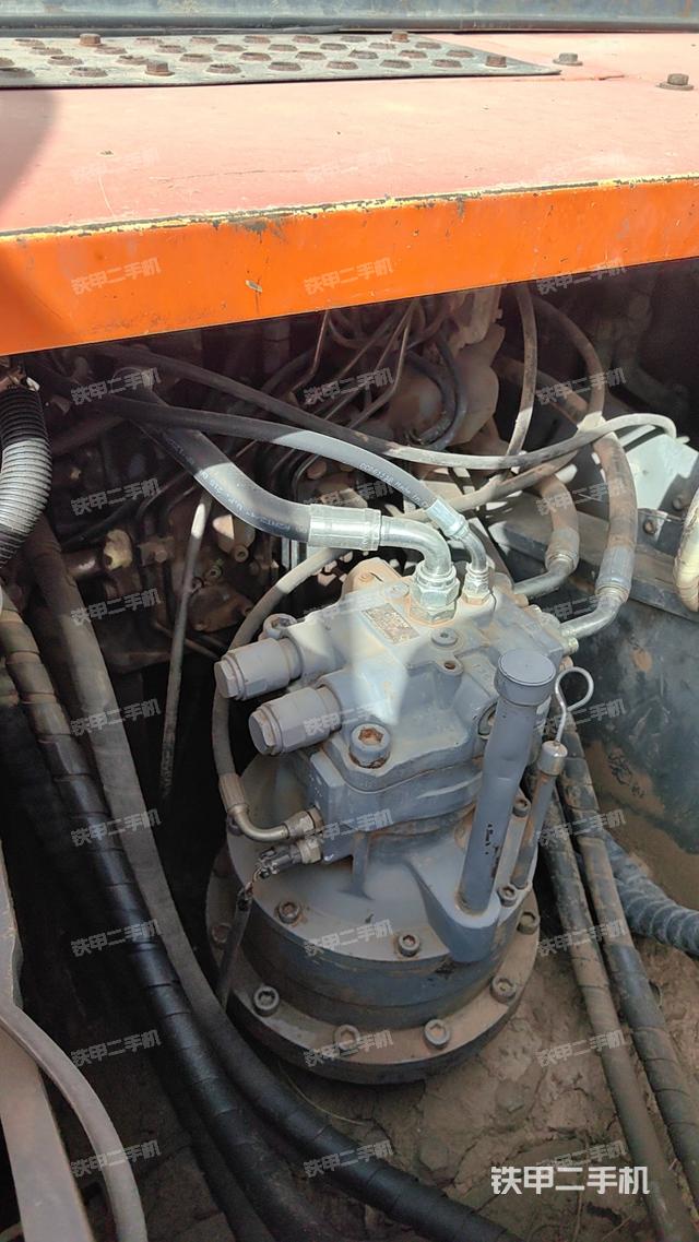 回轉(zhuǎn)馬達(dá)和主控閥（整機(jī)外觀）