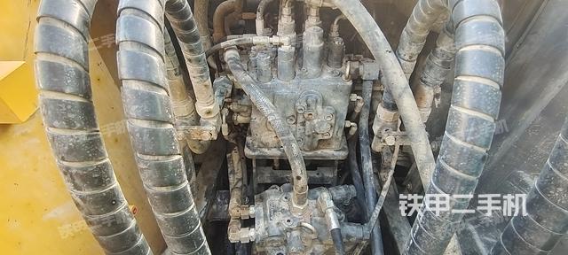 回转马达和主控阀（整机外观）