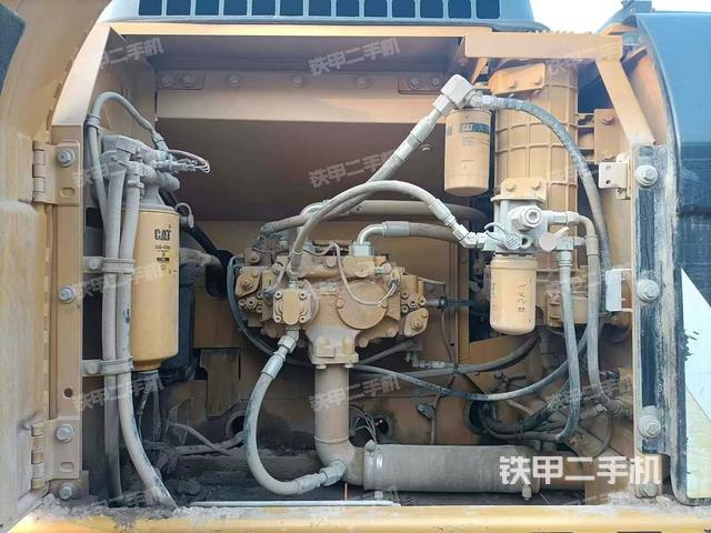 液壓泵艙室正面整體（整機外觀）