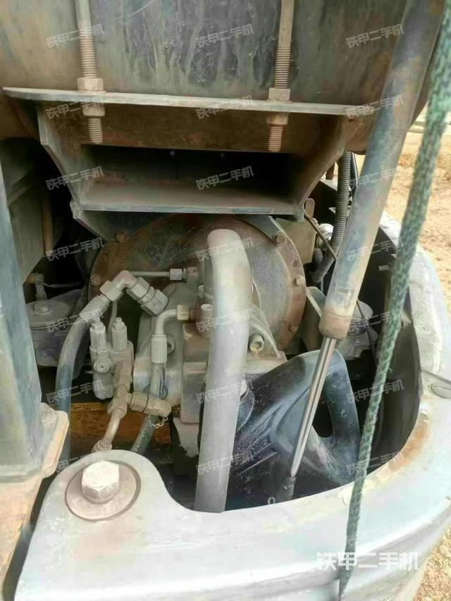 液压泵舱室正面整体（整机外观）