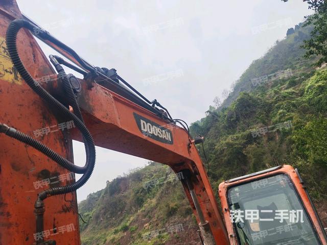 轉(zhuǎn)盤和下車架正前（工作和回轉(zhuǎn)裝置）