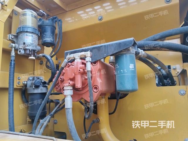 液壓泵艙室正面整體(整機外觀) 液壓泵艙室正面整體(整機外觀)