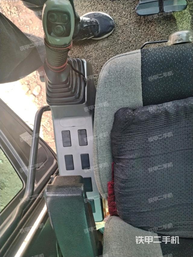 座椅左侧控制台/音响/含左手柄（驾驶室部分）