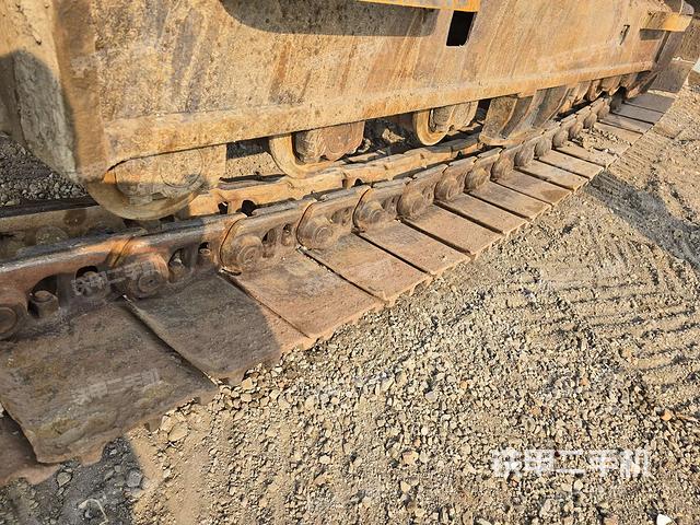 單側(cè)履帶整體(整機外觀) 單側(cè)履帶整體(整機外觀)