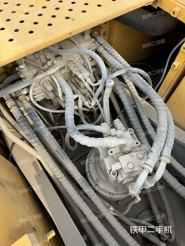 回轉(zhuǎn)馬達和主控閥(整機外觀) 回轉(zhuǎn)馬達和主控閥(整機外觀)