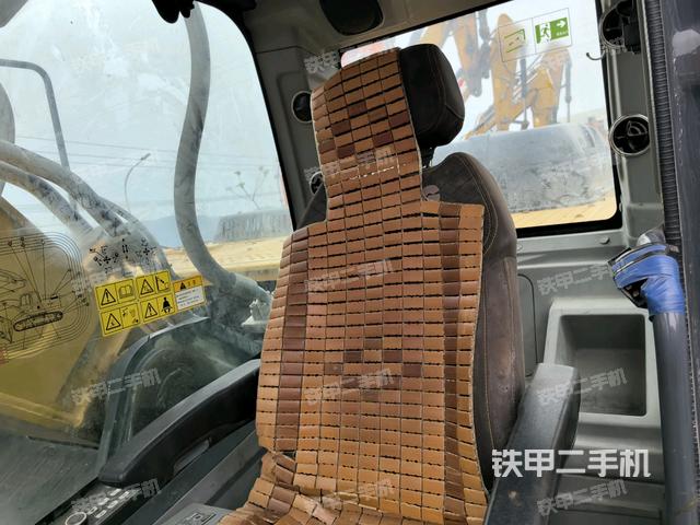 行走控制手柄和踏板?俯拍（駕駛室部分）