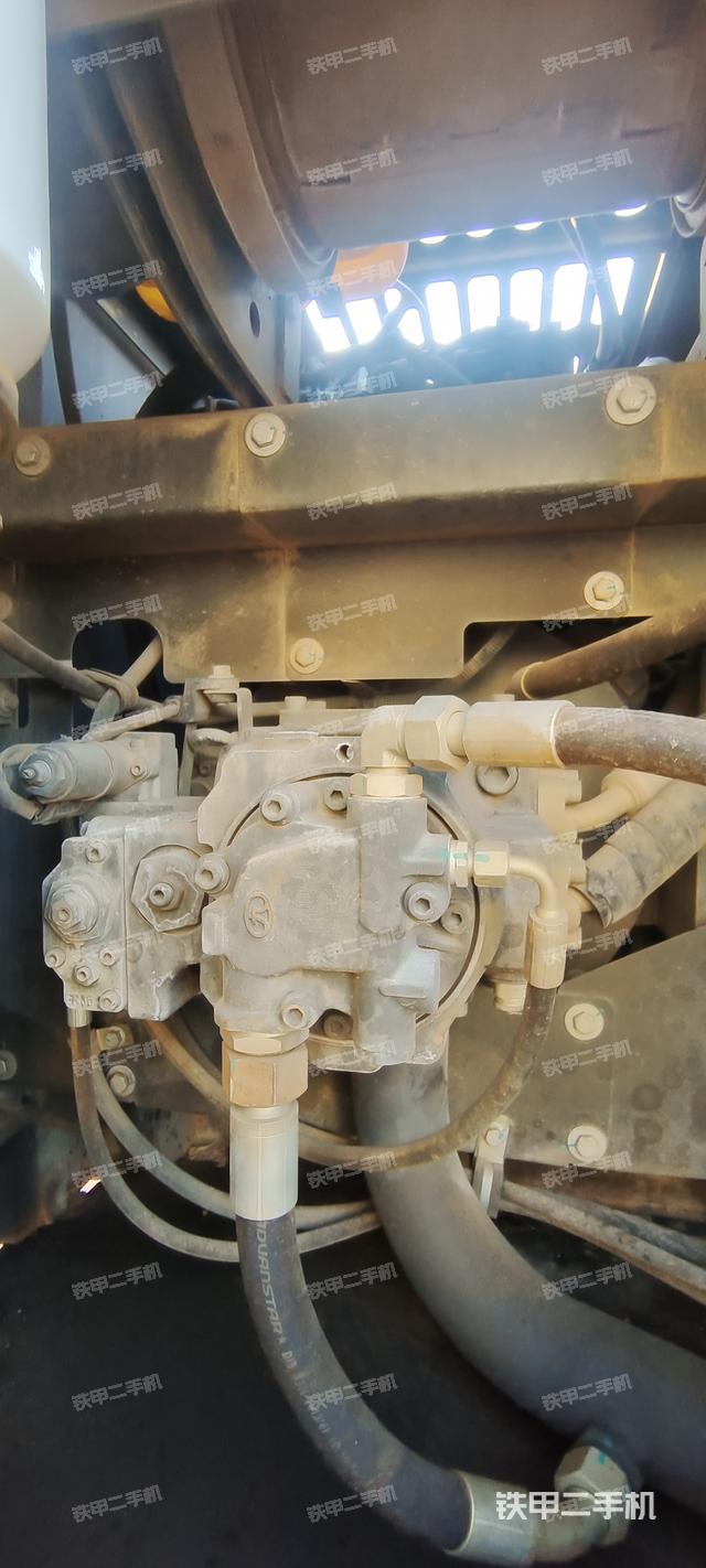 液压泵舱室正面整体（整机外观）