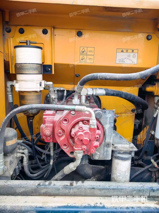 液压泵舱室正面整体（整机外观）