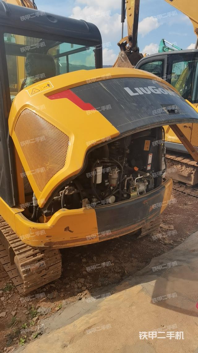 液壓泵艙室正面整體（整機外觀）