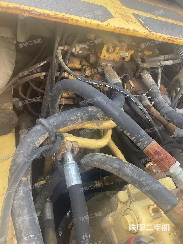 回轉(zhuǎn)馬達(dá)和主控閥（整機(jī)外觀）