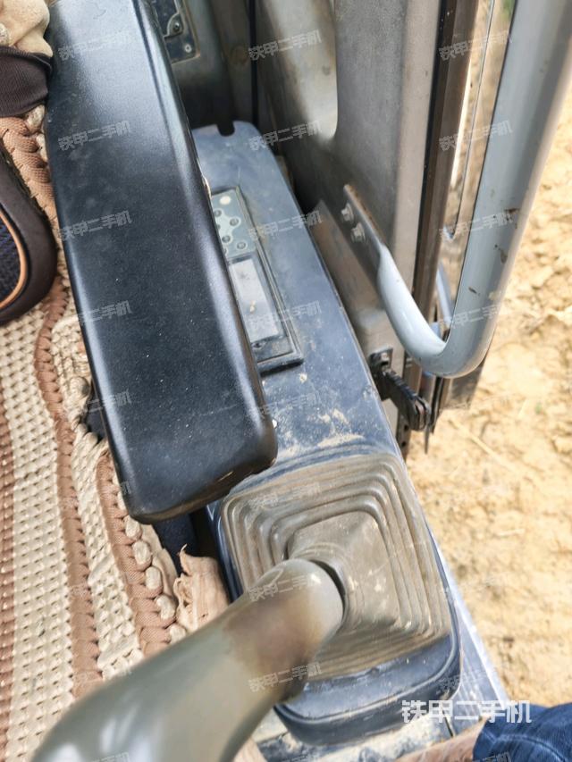 座椅左側控制臺/音響/含左手柄(駕駛室部分) 座椅左側控制臺/音響/含左手柄(駕駛室部分)