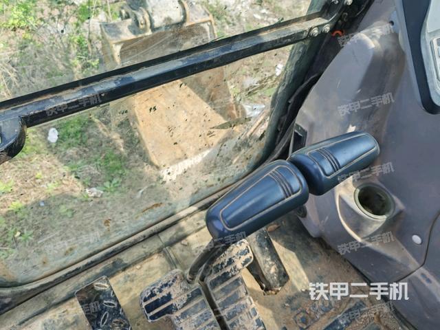 行走控制手柄和踏板?俯拍（駕駛室部分）