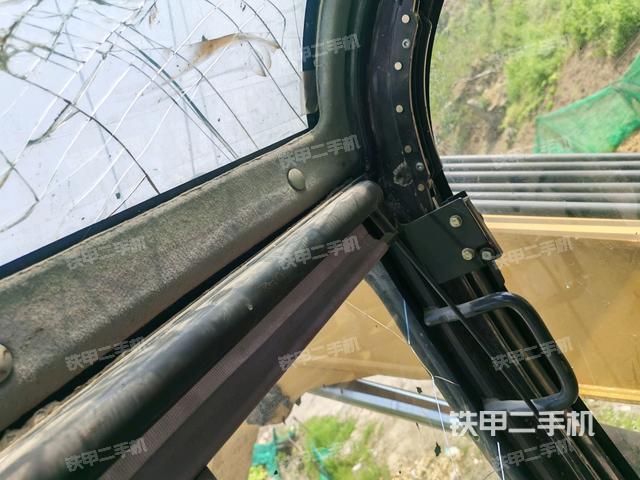 左后方玻璃角標(biāo)（駕駛室部分）