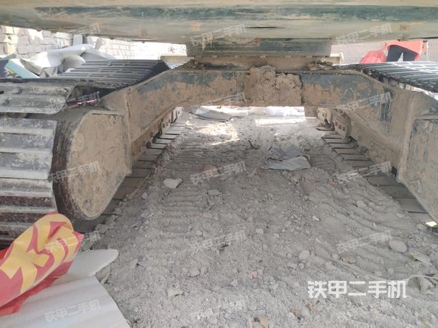 轉(zhuǎn)盤和下車架正前(工作和回轉(zhuǎn)裝置) 轉(zhuǎn)盤和下車架正前(工作和回轉(zhuǎn)裝置)