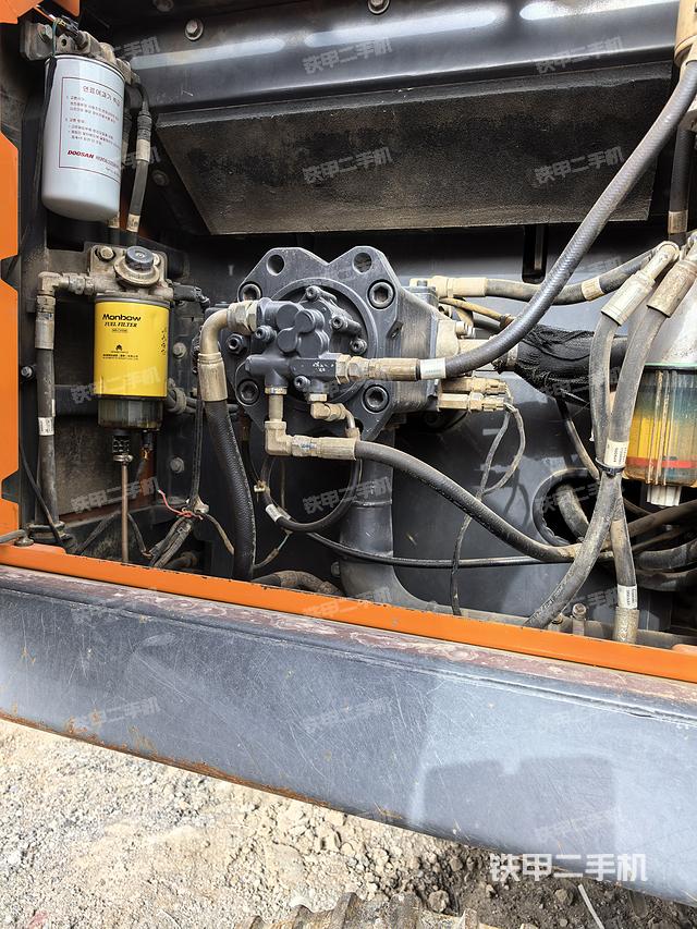 液压泵舱室正面整体（整机外观）