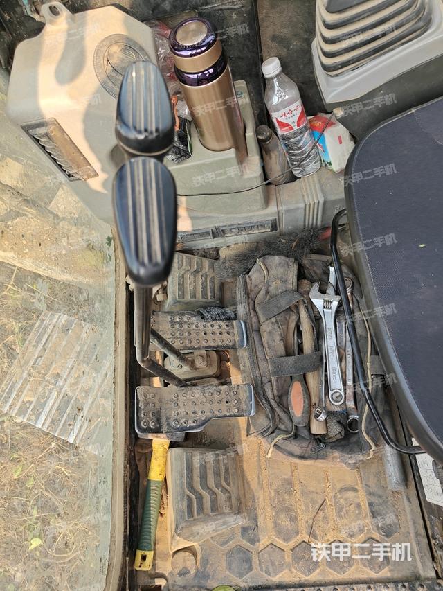 行走控制手柄和踏板?俯拍（駕駛室部分）