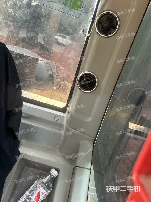 行走控制手柄和踏板?俯拍(駕駛室部分) 行走控制手柄和踏板?俯拍(駕駛室部分)