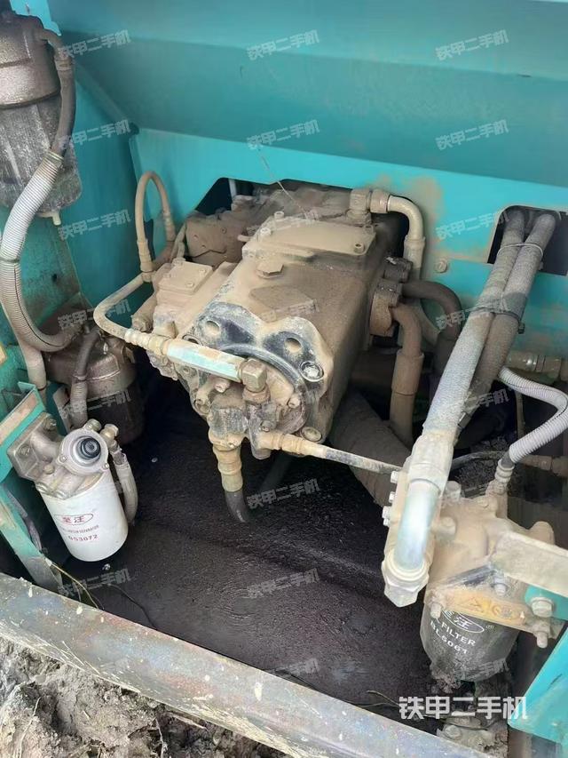 液压泵舱室正面整体（整机外观）