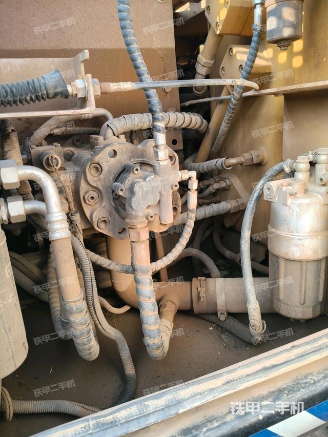 液壓泵艙室正面整體(整機外觀) 液壓泵艙室正面整體(整機外觀)