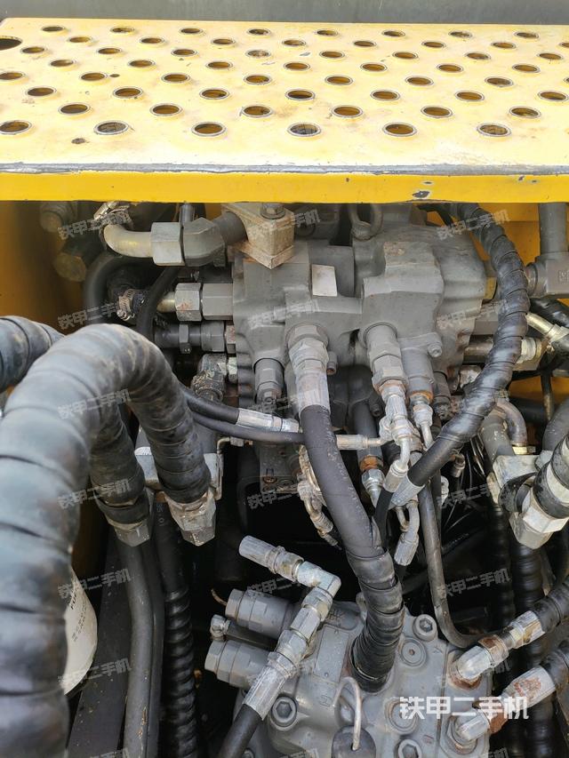 回转马达和主控阀（整机外观）