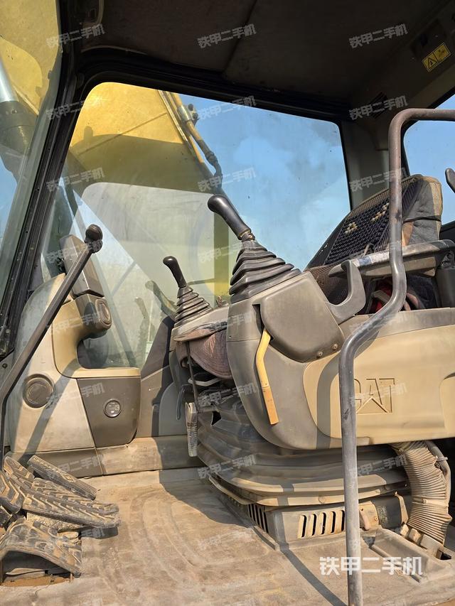 駕駛室整體(整機外觀) 駕駛室整體(整機外觀)