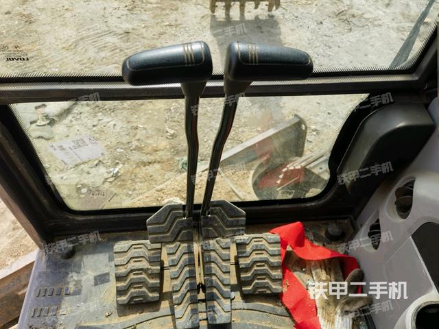行走控制手柄和踏板?俯拍（駕駛室部分）