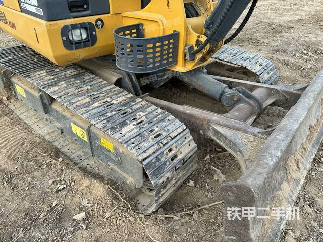 單側(cè)履帶整體(整機(jī)外觀) 單側(cè)履帶整體(整機(jī)外觀)