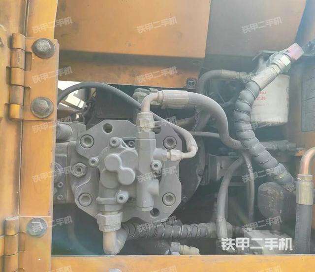 液壓泵艙室正面整體(整機(jī)外觀) 液壓泵艙室正面整體(整機(jī)外觀)