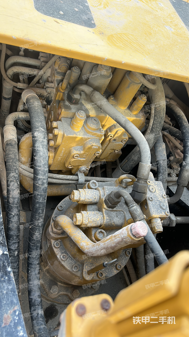 回轉(zhuǎn)馬達(dá)和主控閥（整機(jī)外觀）