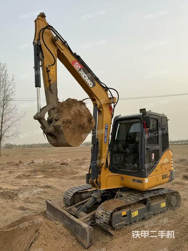 駕駛室整體(整機(jī)外觀) 駕駛室整體(整機(jī)外觀)